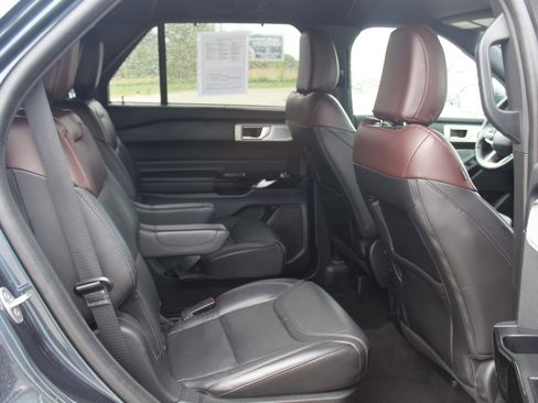Used 2023 Ford Explorer Platinum w/ Premium Technology Package image 23