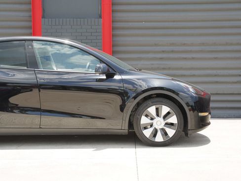 Used 2023 Tesla Model Y Long Range AWD/4WD image 4