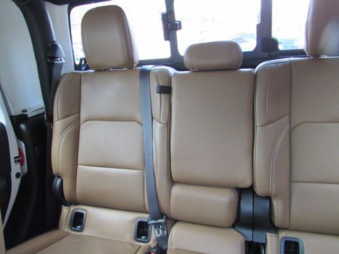 Used 2023 Jeep Gladiator Rubicon w/ Cold Weather Group image 8