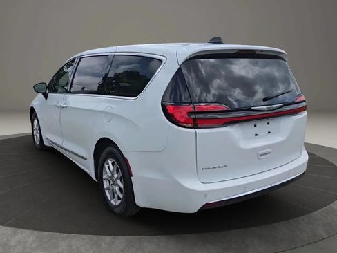 Used 2025 Chrysler Pacifica Select FWD image 4