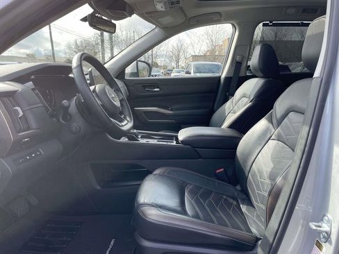 Used 2024 Nissan Pathfinder Platinum w/ Cargo Package image 15