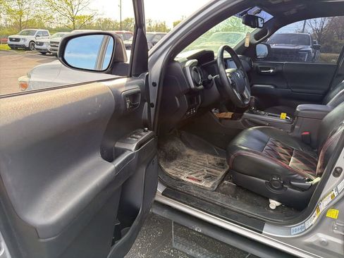 Used 2017 Toyota Tacoma TRD Sport image 6