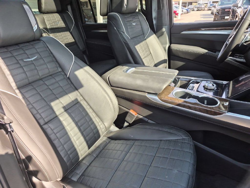 Used 2026 Cadillac Escalade ESV Platinum Sport w/ LPO, ONYX Package AWD/4WD image 21