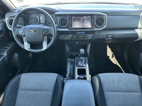 Used 2022 Toyota Tacoma TRD Off-Road image 2