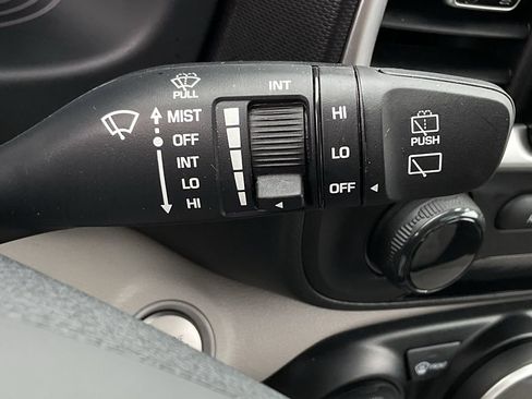 Used 2025 Hyundai Venue SEL FWD image 25