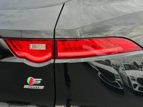 Used 2019 Jaguar F-PACE S image 27