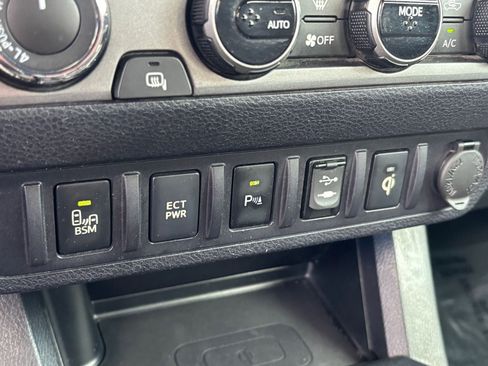 Used 2017 Toyota Tacoma TRD Off-Road image 27