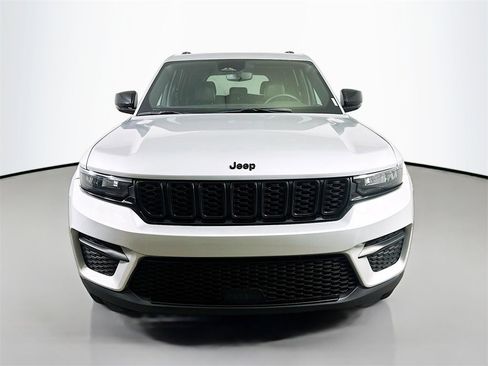 Used 2024 Jeep Grand Cherokee Altitude image 2