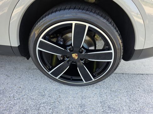 Used 2023 Porsche Cayenne Platinum Edition AWD/4WD image 9