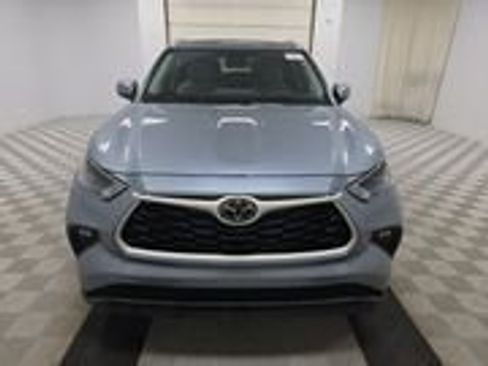 Used 2024 Toyota Highlander XLE image 2