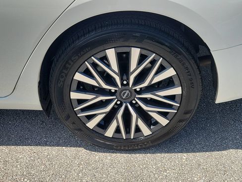 Used 2025 Nissan Altima 2.5 SV FWD image 5