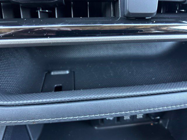 Used 2021 Toyota Highlander XLE AWD/4WD image 20