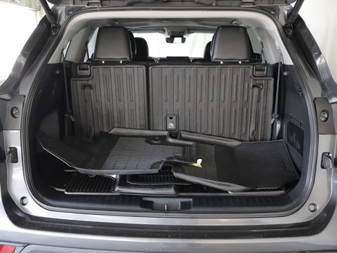 Used 2024 Toyota Highlander XLE AWD/4WD image 20