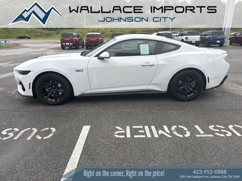 Used 2025 Ford Mustang GT RWD image 3