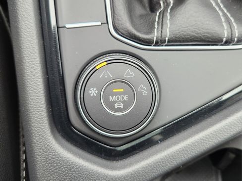 Certified 2025 Volkswagen Taos SEL AWD/4WD image 19