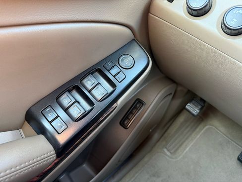 Used 2017 GMC Yukon SLT w/ Enhanced Security Package image 30