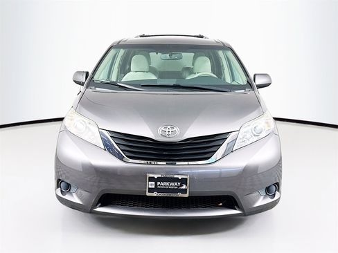 Used 2011 Toyota Sienna LE image 2