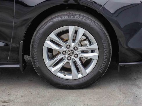 Used 2024 Toyota Sienna XLE w/ XLE Plus Package FWD image 11