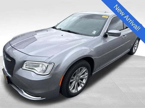 Used 2017 Chrysler 300 Touring w/ Value Package RWD image 3