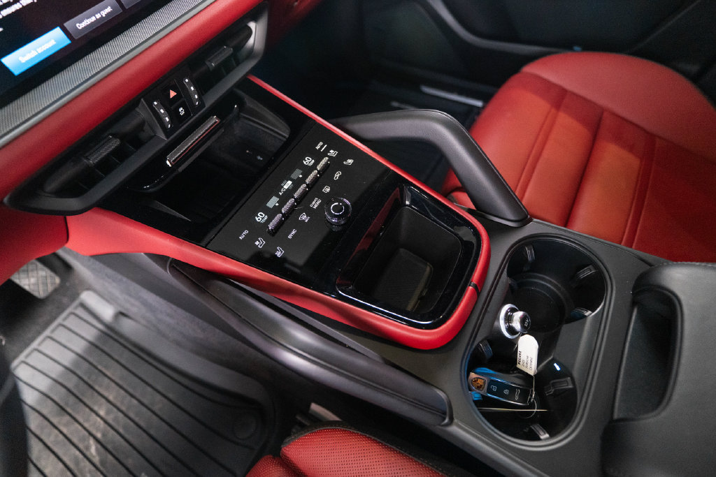 Certified 2025 Porsche Cayenne AWD/4WD image 23