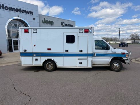 Used 2017 Ford E-450 and Econoline 450 Super Duty w/ Ambulance Prep Package RWD image 2