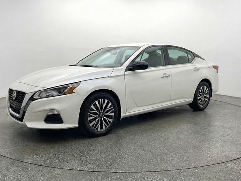 Used 2025 Nissan Altima 2.5 SV FWD image 3
