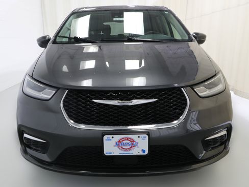 Used 2023 Chrysler Pacifica Touring-L image 16