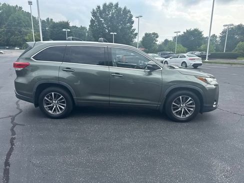 Used 2017 Toyota Highlander XLE AWD/4WD image 2