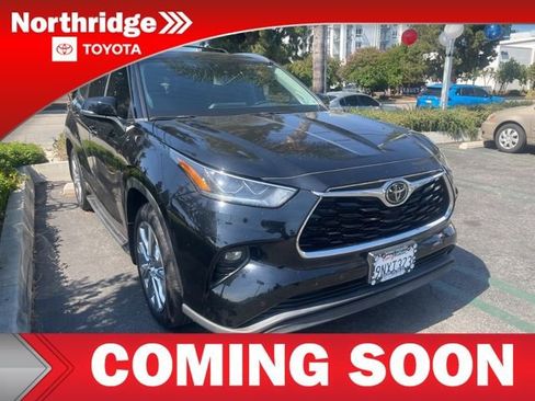 Used 2021 Toyota Highlander Limited FWD image 3