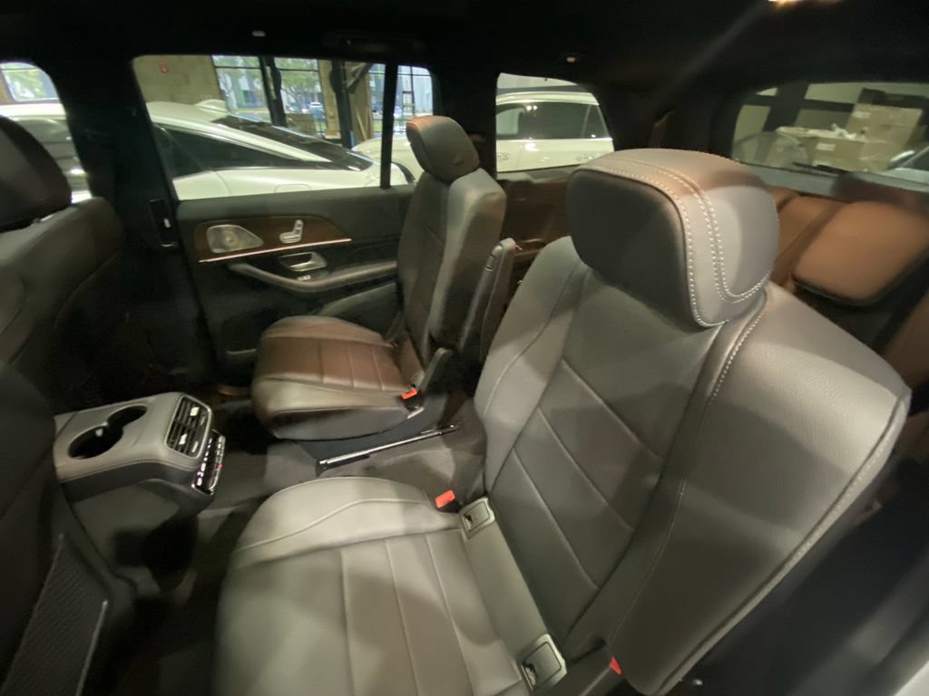 Used 2025 Mercedes-Benz GLS 450 4MATIC w/ AMG Line Exterior image 5