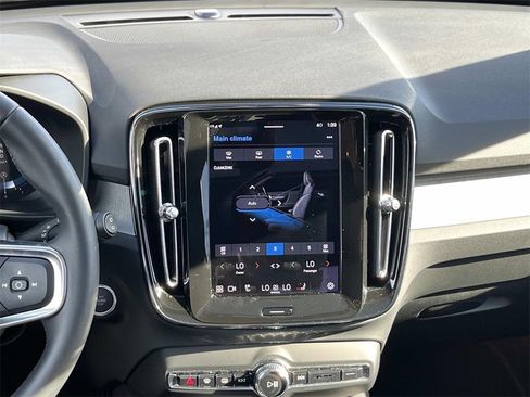 Used 2025 Volvo XC40 B5 Core w/ Climate Package image 16