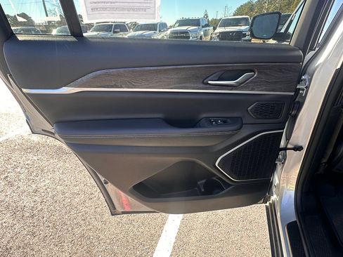 Used 2023 Jeep Grand Cherokee L Limited image 30