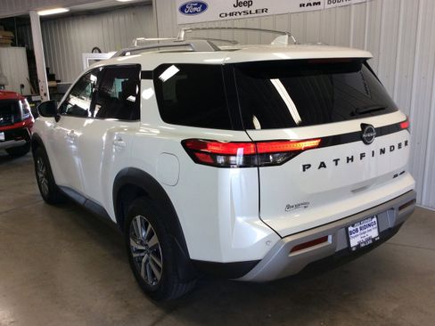 Used 2024 Nissan Pathfinder SL w/ Black Appearance Package image 3