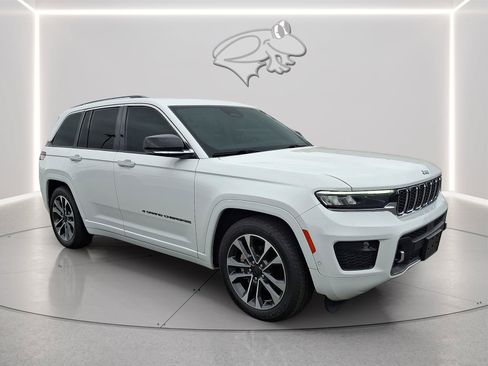 Used 2023 Jeep Grand Cherokee Overland w/ Luxury Tech Group IV AWD/4WD image 6