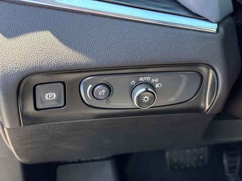 Used 2021 Buick Enclave Essence FWD image 33