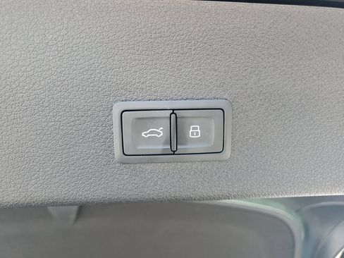 Used 2022 Audi e-tron Premium Plus w/ Premium Plus Package AWD/4WD image 9