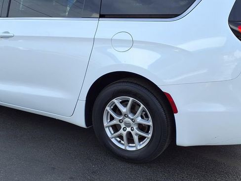 Used 2024 Chrysler Pacifica Touring-L image 25