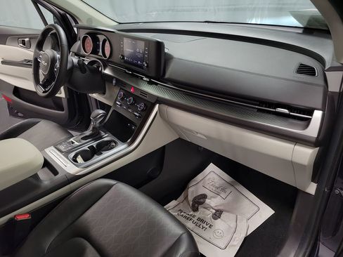 Used 2024 Kia Carnival LX image 24