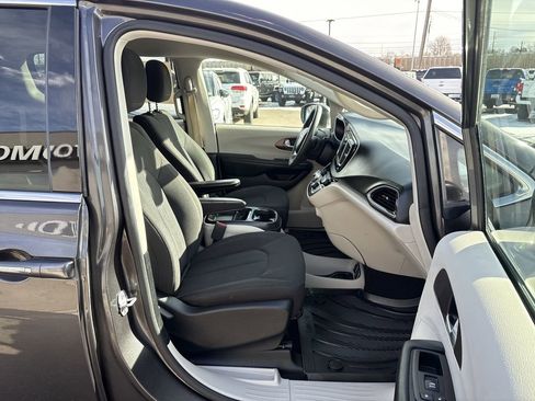 Used 2018 Chrysler Pacifica Touring Plus image 29