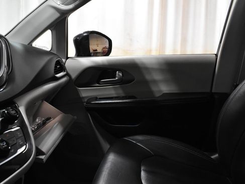Used 2022 Chrysler Pacifica Touring-L FWD image 21
