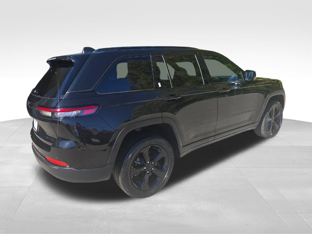 Used 2024 Jeep Grand Cherokee Limited w/ Black Appearance Package AWD/4WD image 6