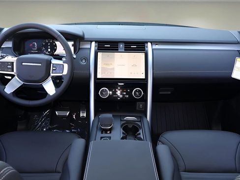 New 2026 Land Rover Discovery Dynamic SE image 9