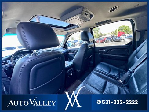 Used 2011 Cadillac Escalade ESV Premium image 23