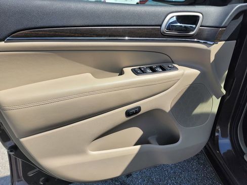 Used 2017 Jeep Grand Cherokee Limited image 13