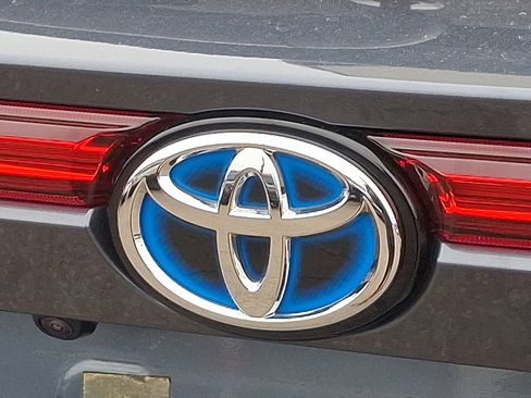 Used 2023 Toyota Venza LE image 29