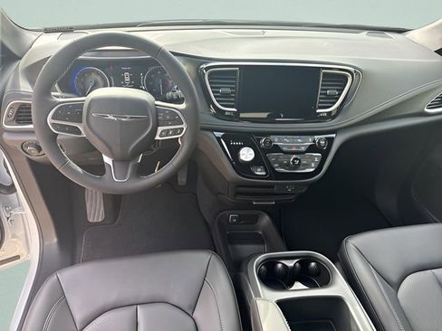 New 2026 Chrysler Pacifica Select image 15