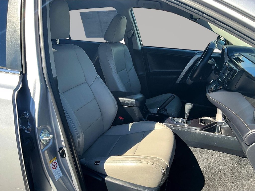 Used 2018 Toyota RAV4 LE AWD/4WD image 26