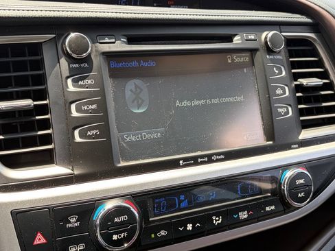 Used 2019 Toyota Highlander Plus FWD image 11