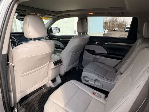 Used 2019 Toyota Highlander Limited Platinum image 13