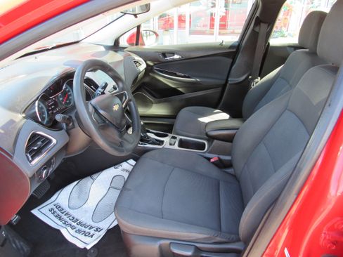 Used 2018 Chevrolet Cruze LS FWD image 9